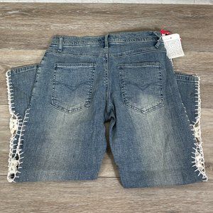 NWT LAZER JEANS EMBROIDERED CAPRI LENGTH STRETCH SLIGHTLY DISTRESSED JEANS SZ 3